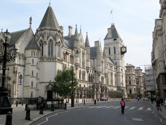 Außenansicht des Royal Courts of Justice in London.