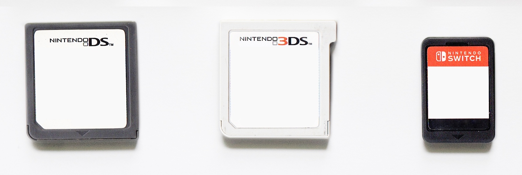 Nintendo DS-, Nintendo 3DS- und Nintendo Switch-Spielkarten von links nach rechts angeordnet.